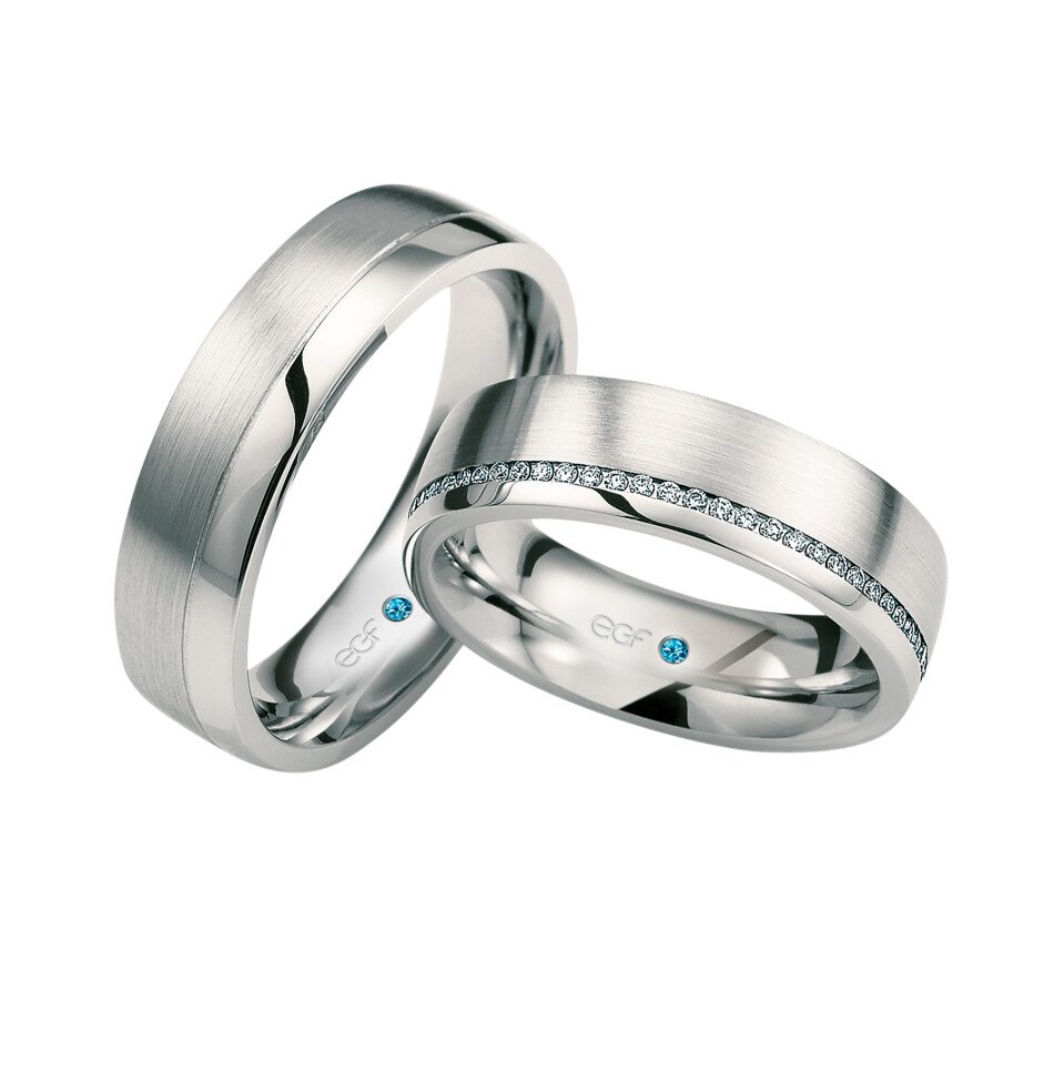 twee trouwringen met diamanten aan de zijkanten