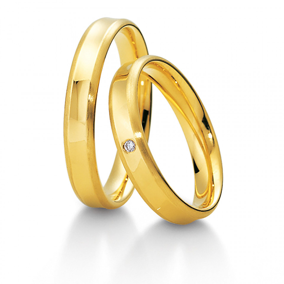 twee gele gouden trouwringen met diamanten