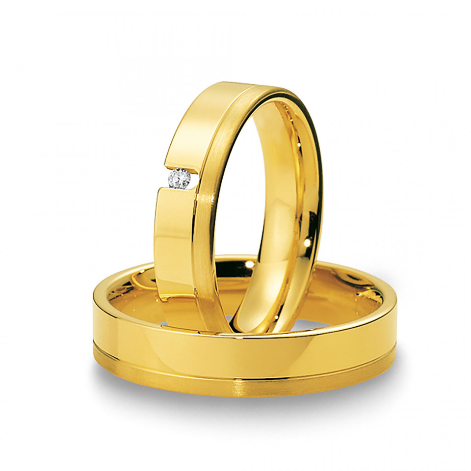 twee gele gouden trouwringen met diamanten