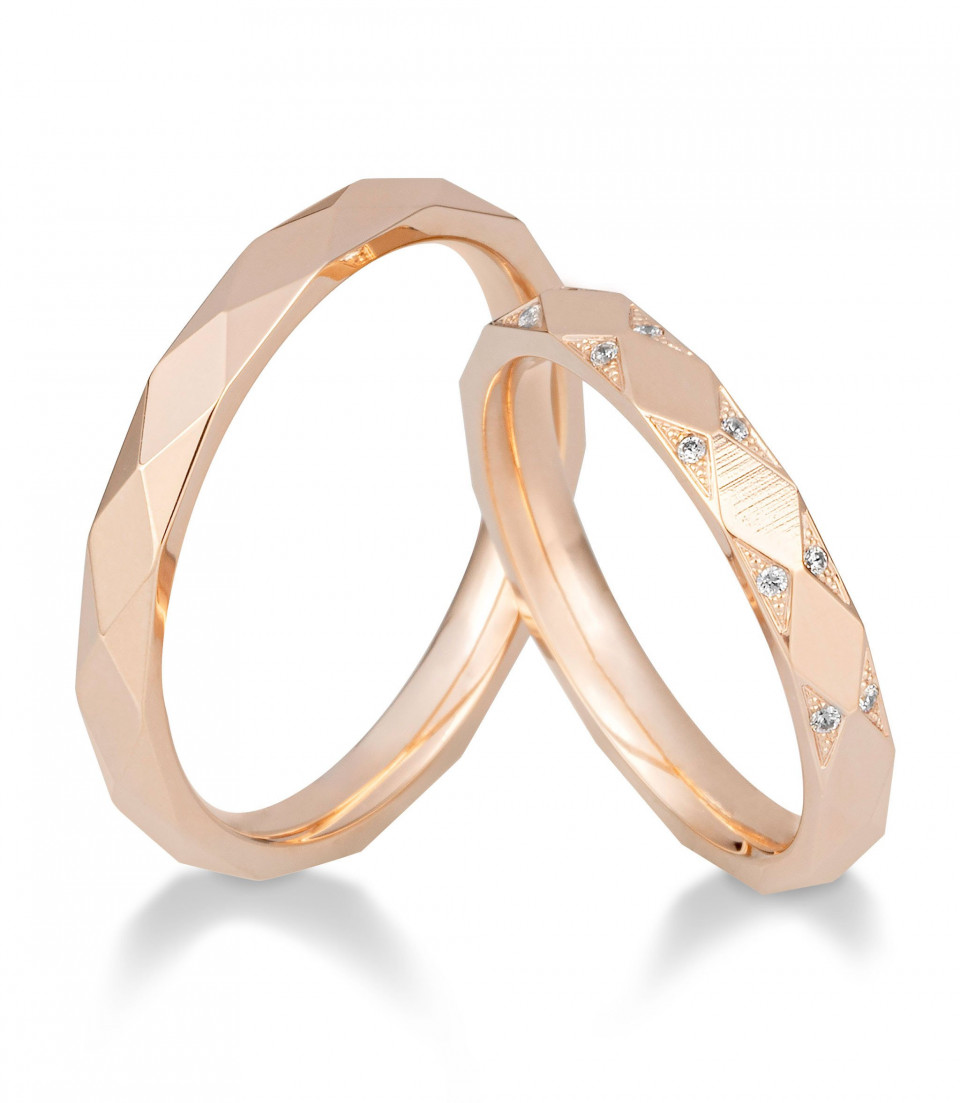 twee roségouden trouwringen met diamanten