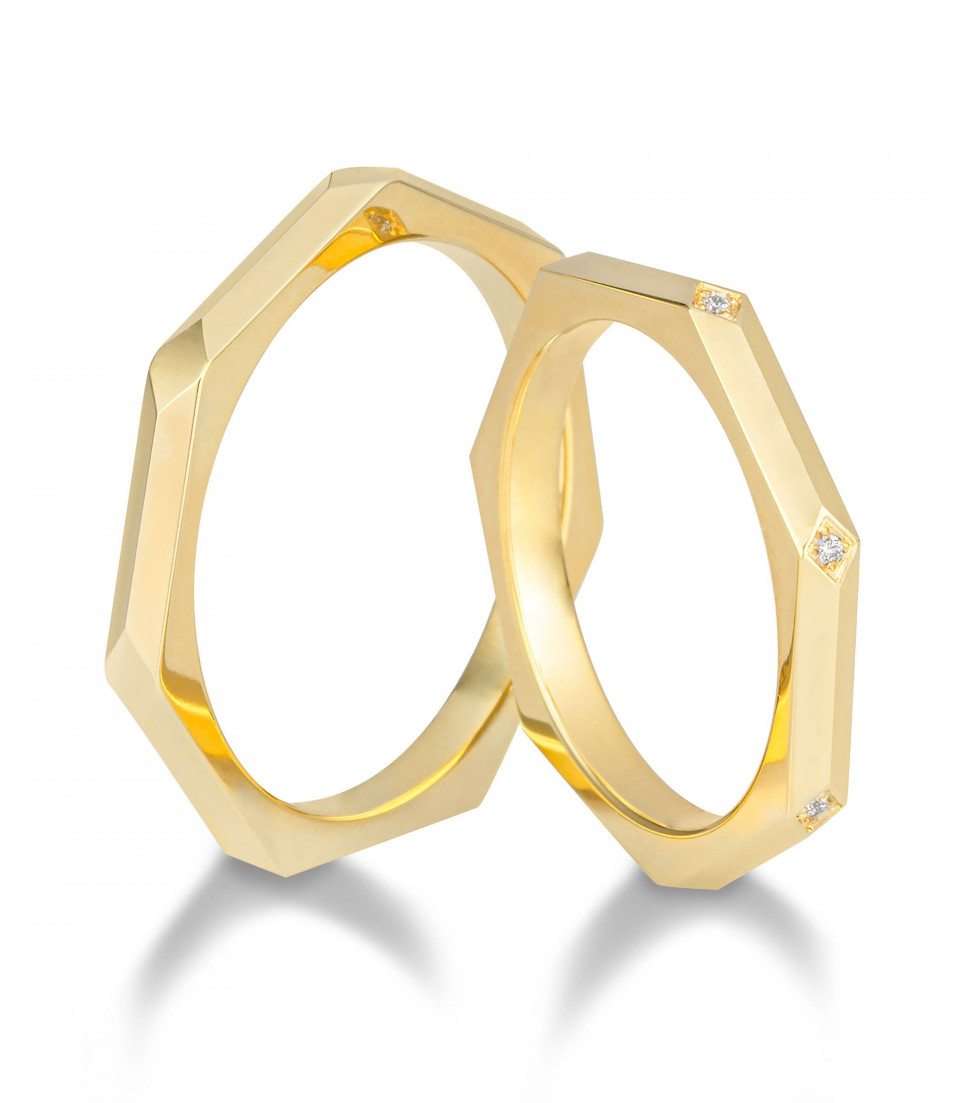 twee gele gouden trouwringen met diamanten