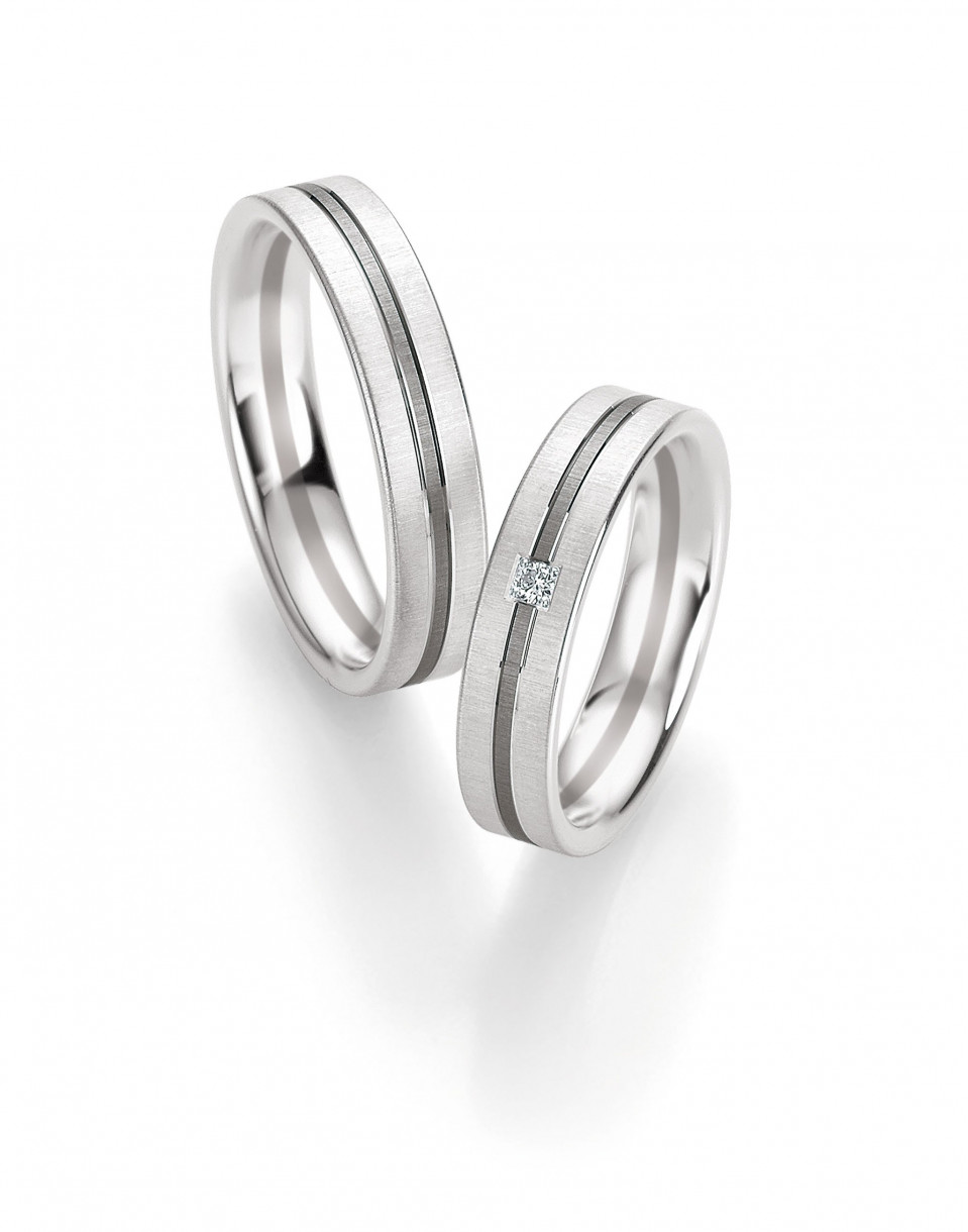 twee trouwringen met diamanten in witgoud
