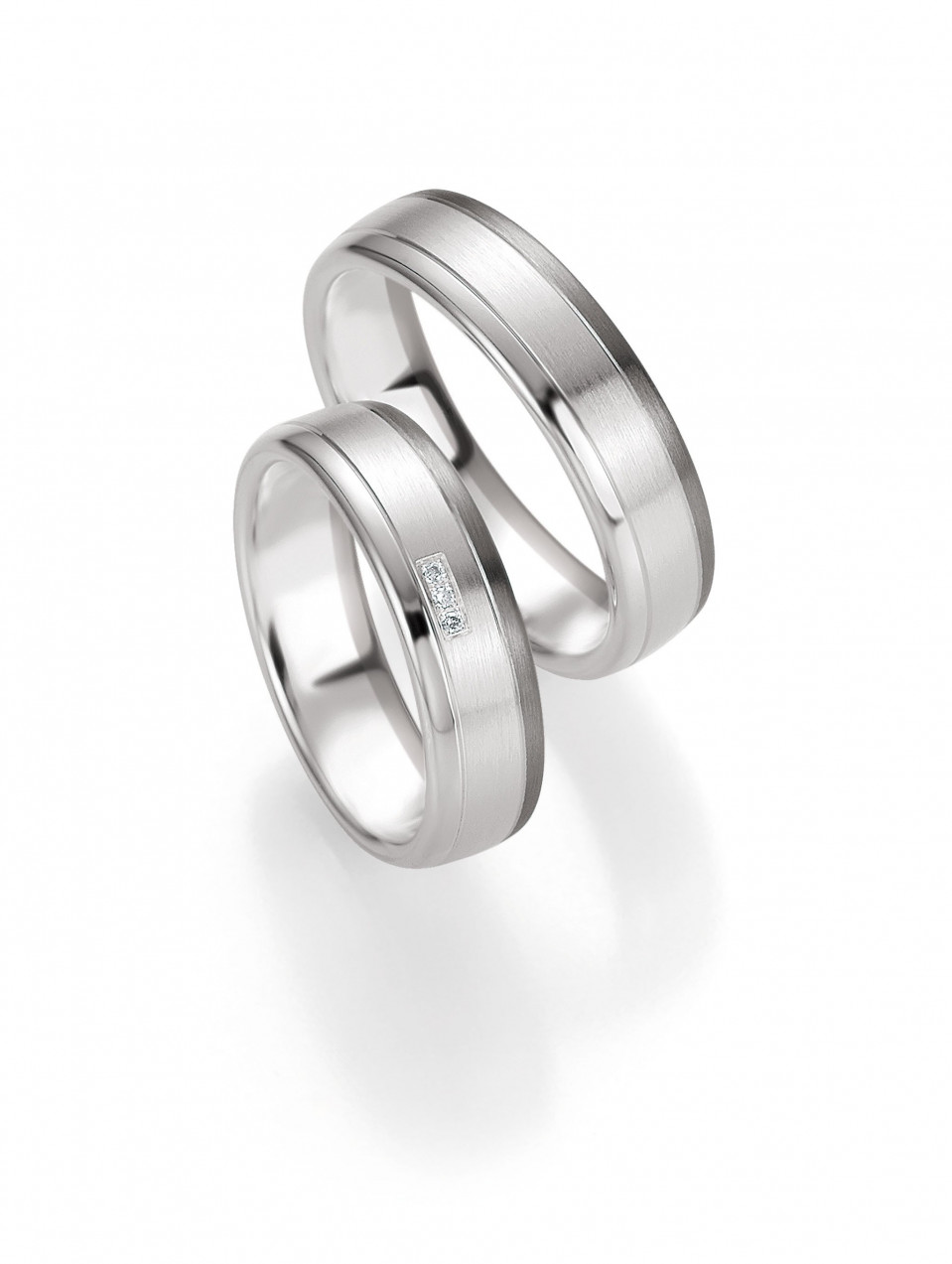 twee trouwringen met witgoud en diamanten