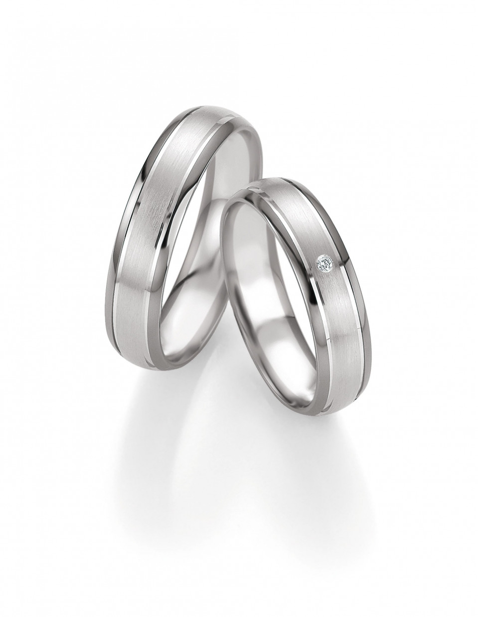 twee trouwringen met diamanten aan de zijkanten