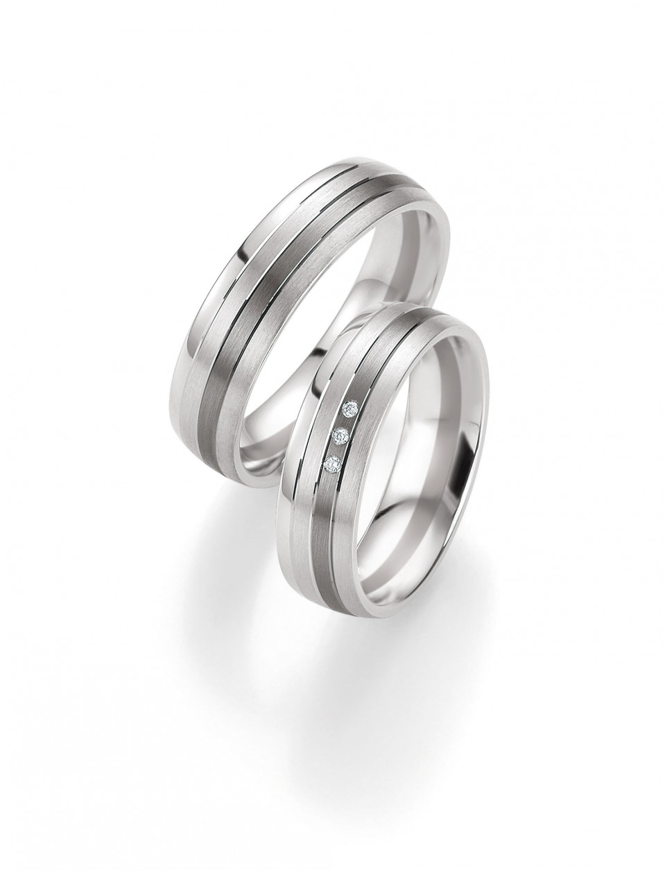 twee trouwringen met diamanten in witgoud