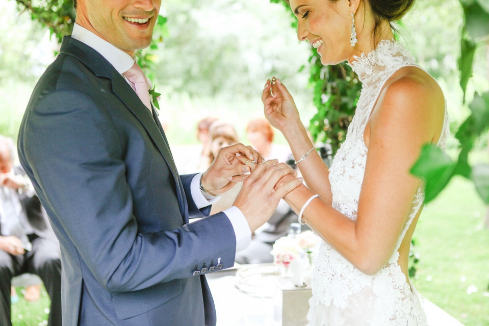 bruiloftsceremonie in de tuin