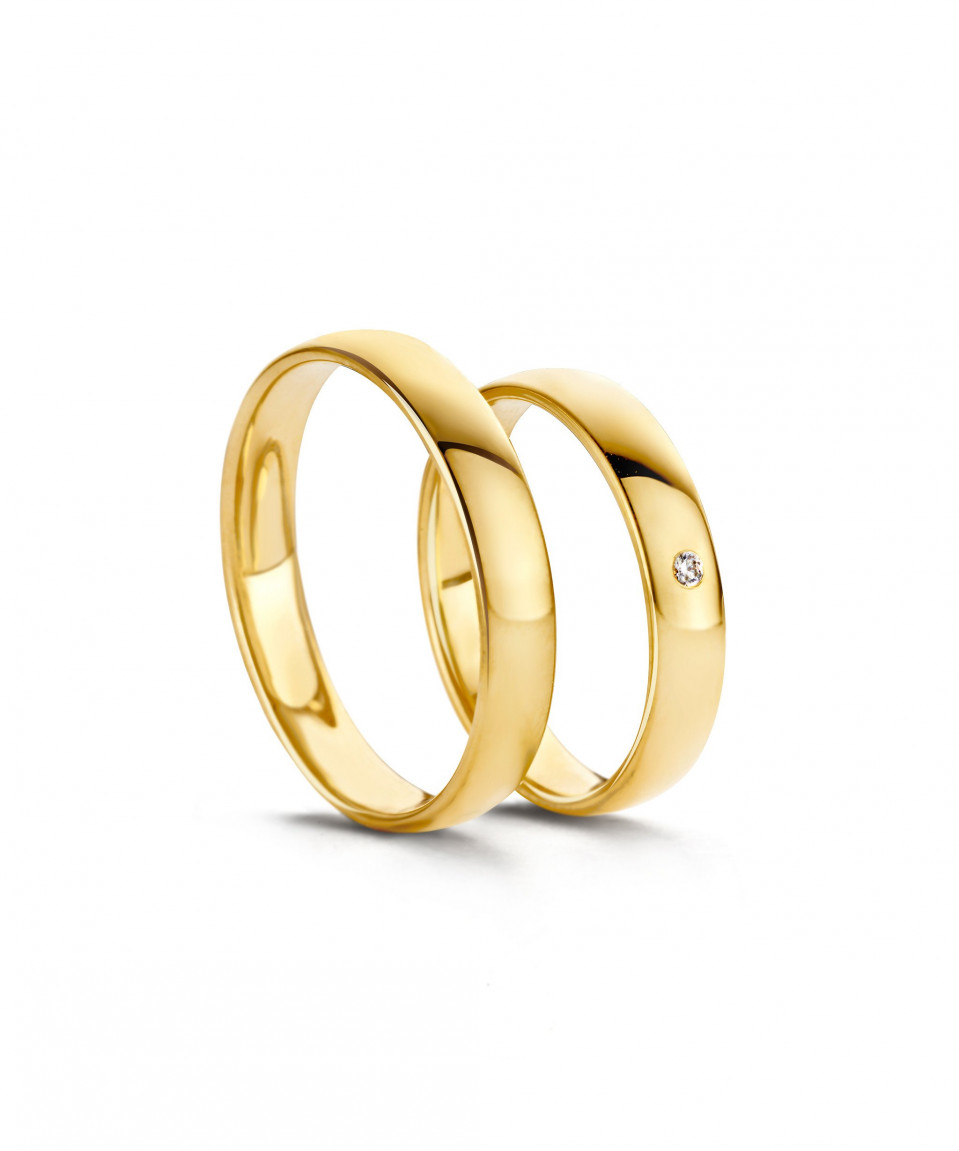 twee gele gouden trouwringen met diamanten