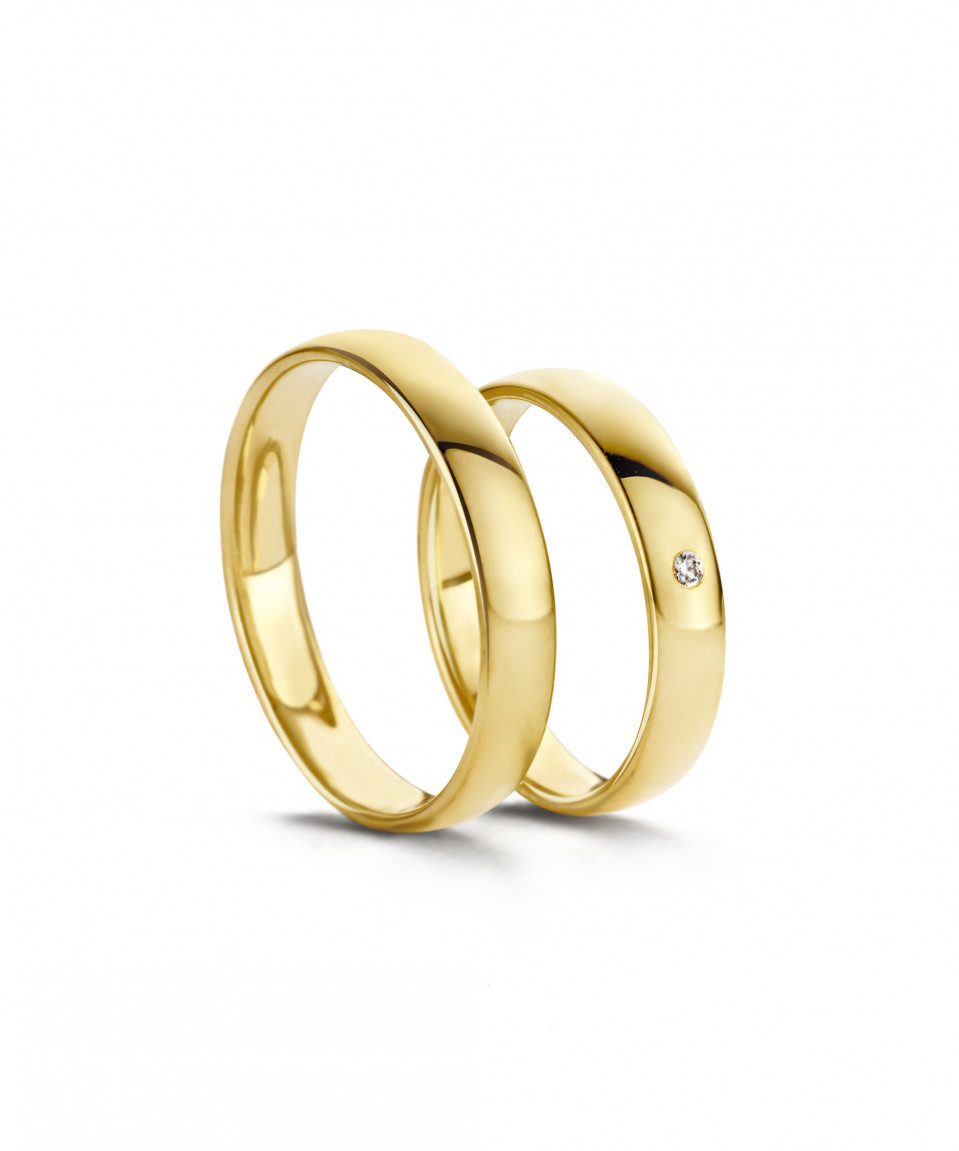 twee geelgouden trouwringen met diamanten