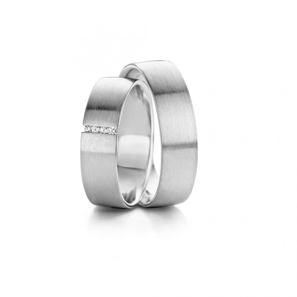 twee trouwringen met diamanten aan de zijkanten