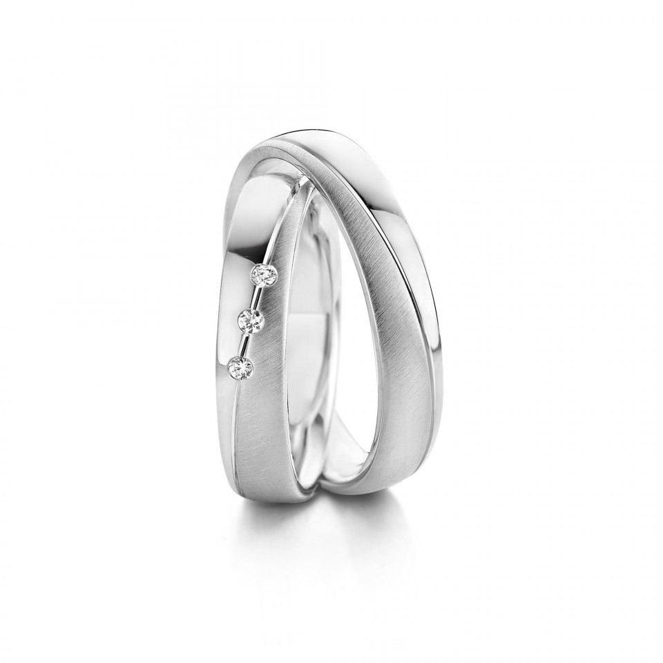 twee trouwringen in witgoud met diamanten