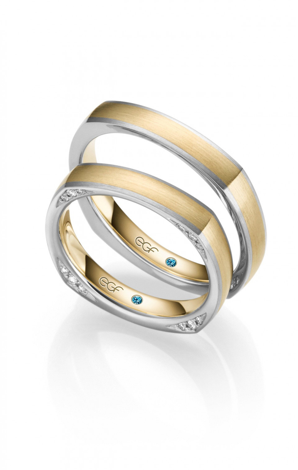 twee trouwringen met blauwe diamanten in goud