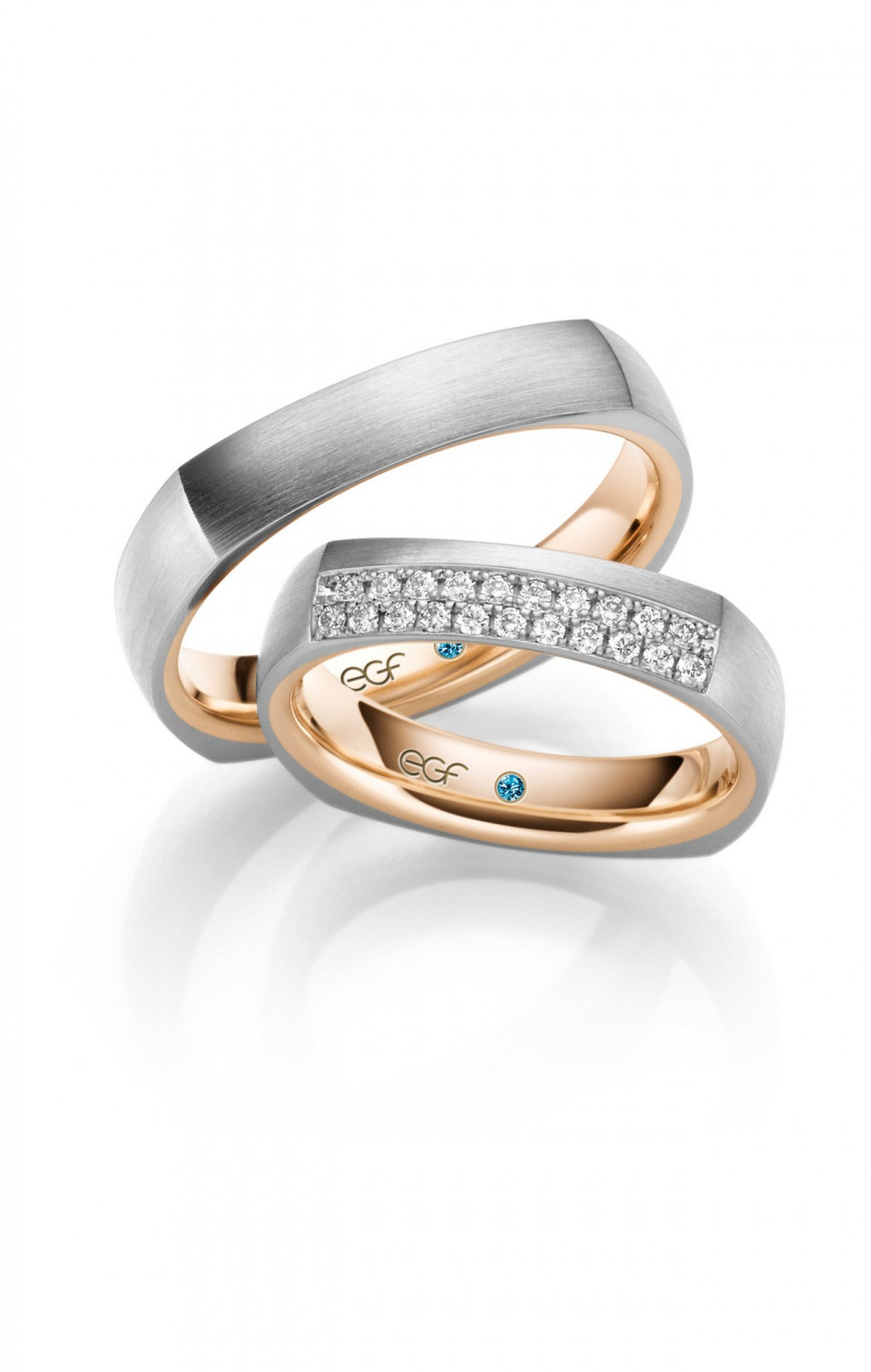 twee trouwringen met diamanten in 18k witgoud