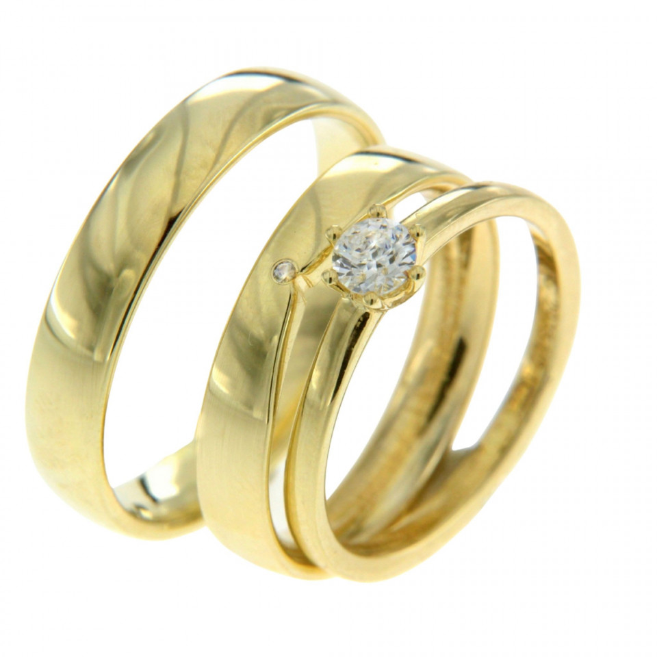 drie gouden trouwringen met een diamant in het midden