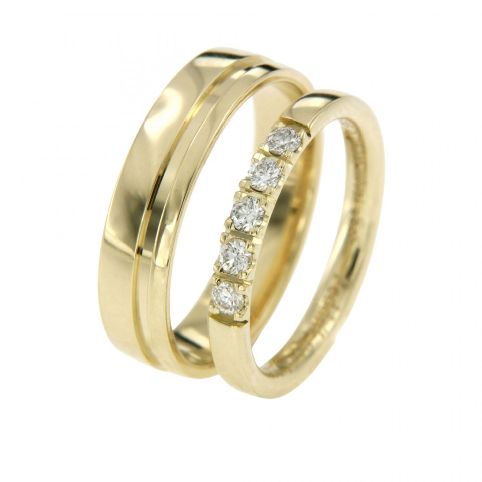 twee geelgouden trouwringen met diamanten