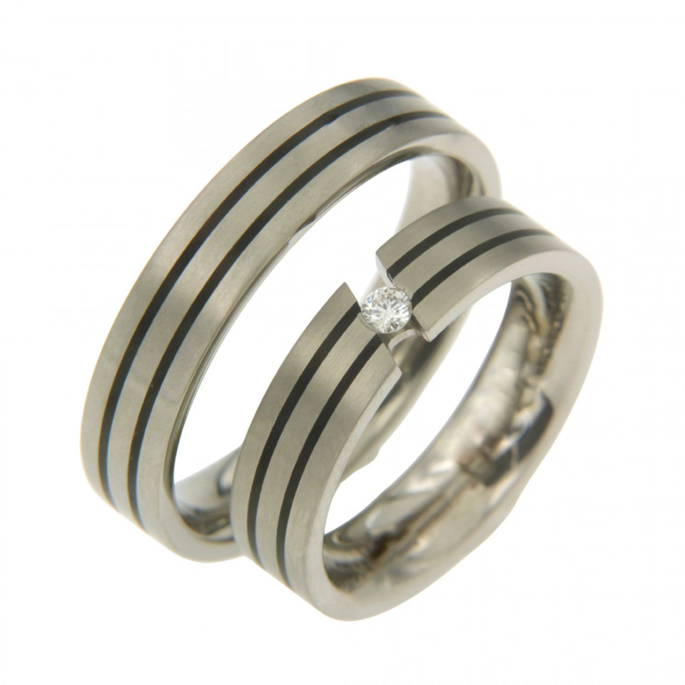 twee trouwringen met zwarte strepen en diamanten
