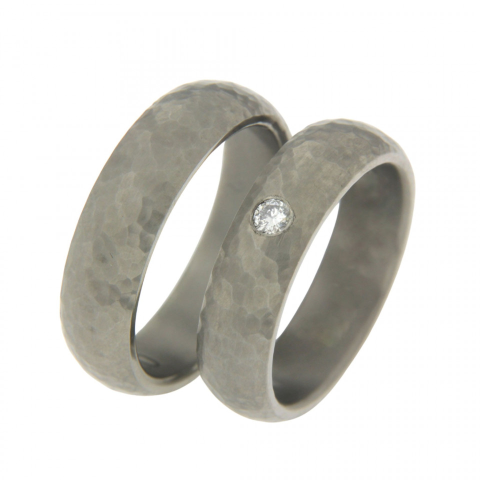 twee trouwringen met een diamant in het midden