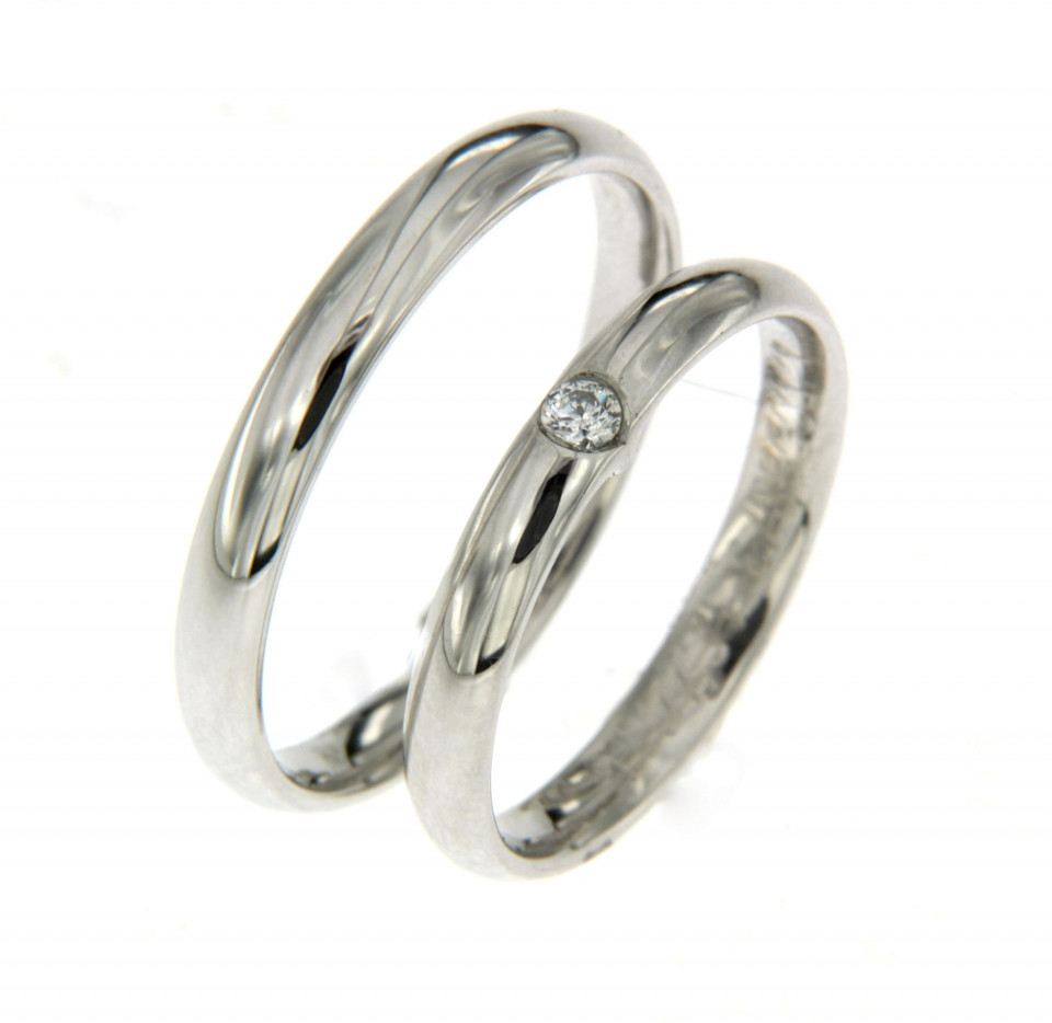 twee trouwringen met diamanten aan de zijkanten