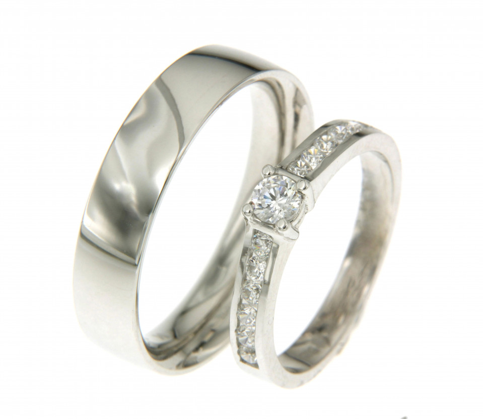 twee trouwringen met diamanten aan de zijkanten