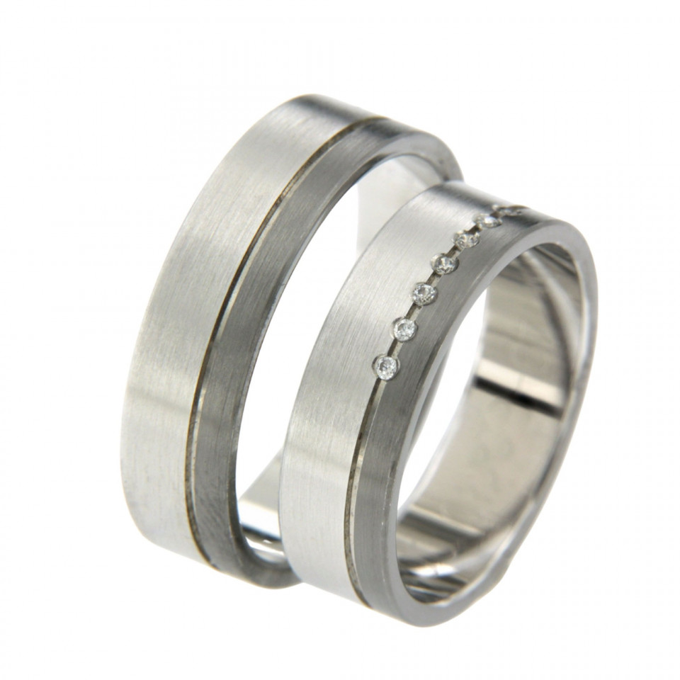 twee trouwringen met diamanten in witgoud