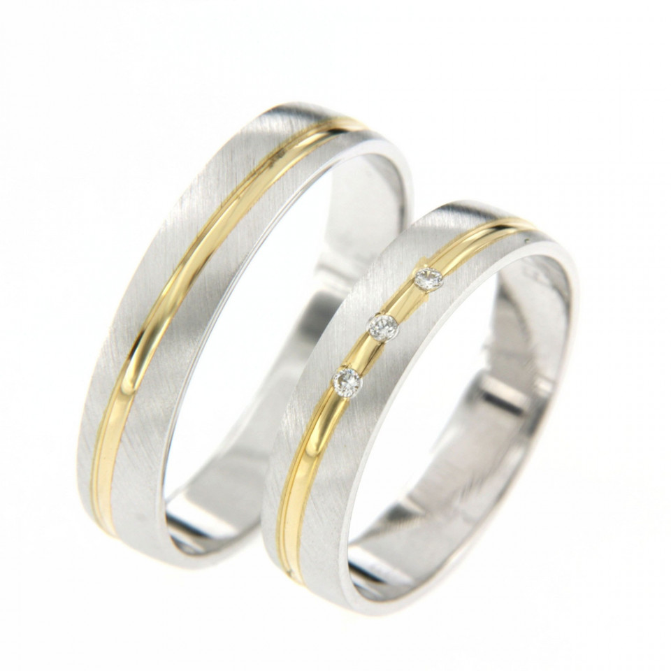 twee trouwringen met geelgoud en witgoud