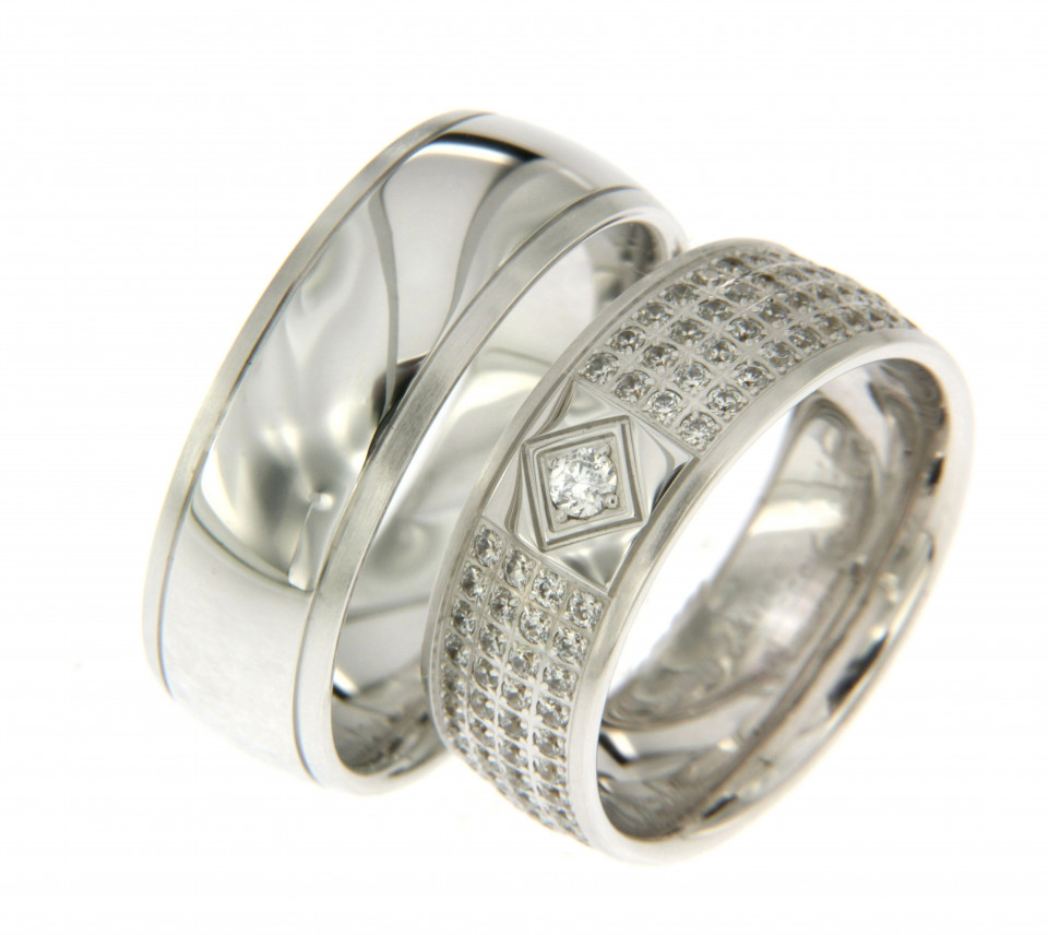 twee trouwringen met diamanten erin