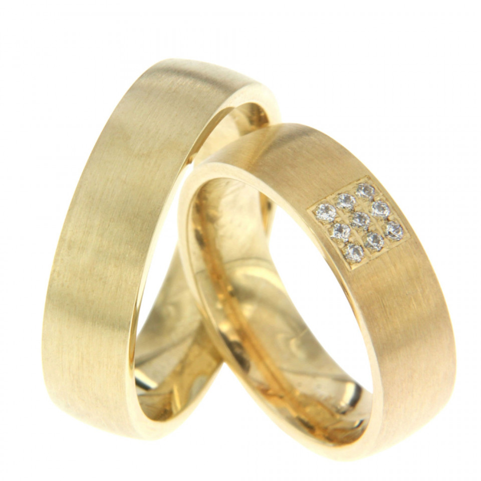 twee trouwringen met diamanten in geelgoud