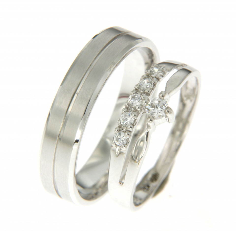twee trouwringen met diamanten aan de zijkanten