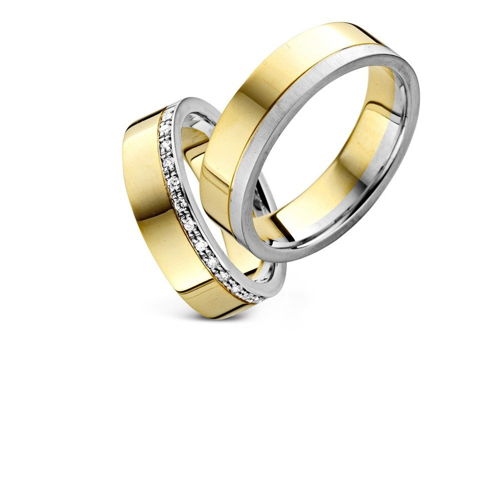 twee trouwringen met diamanten in geelgoud