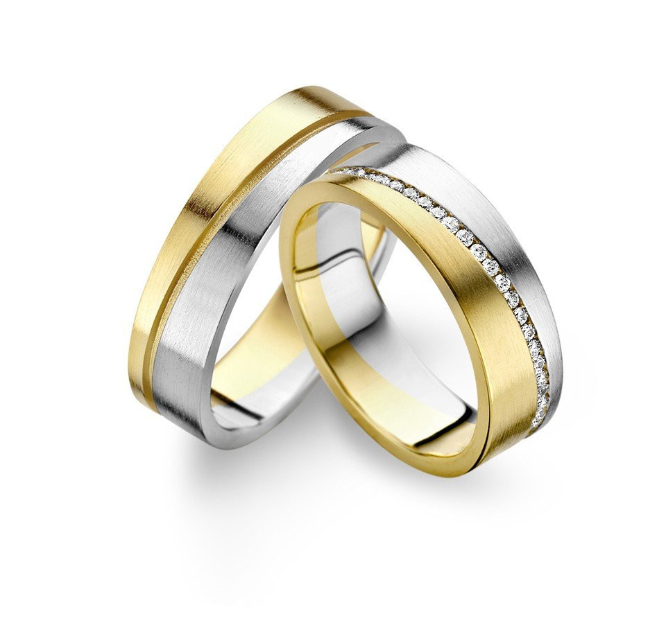twee trouwringen in geel en witgoud
