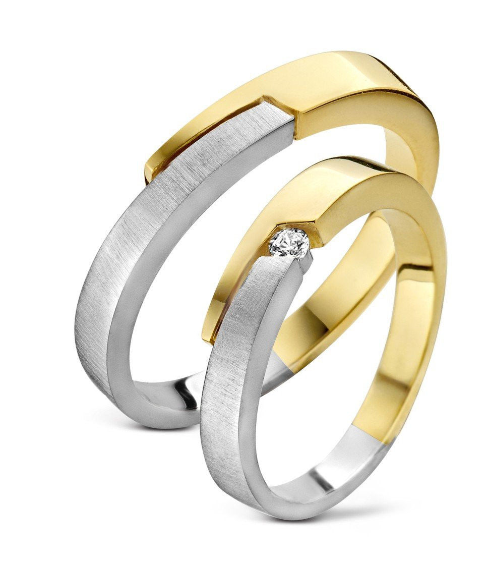 twee trouwringen in geel en wit goud
