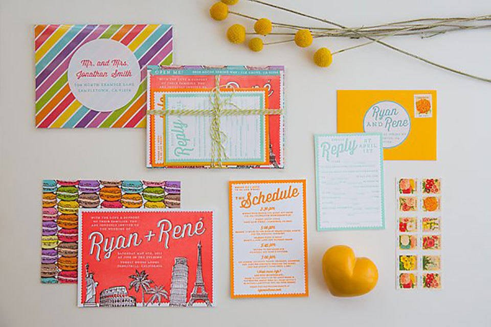 een kleurrijke reeks trouwstationery en andere items