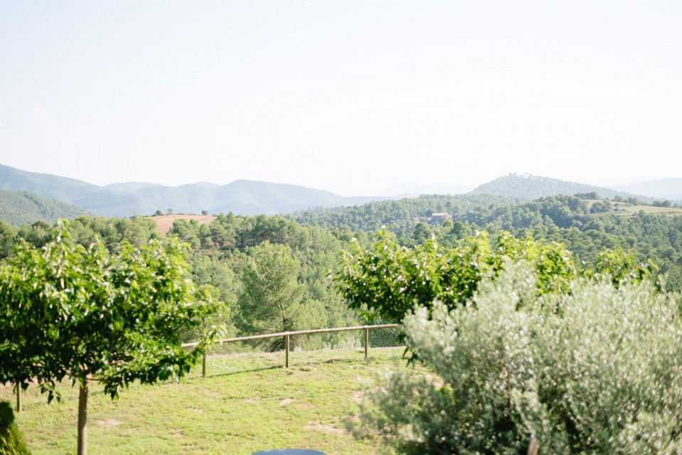 een uitzicht op de bergen vanaf het balkon van een huis