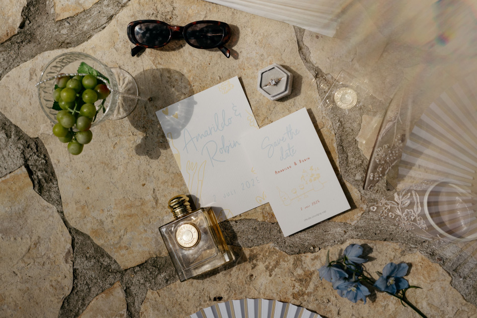 een afbeelding van een tafelsetting met een briefje en een fles parfum