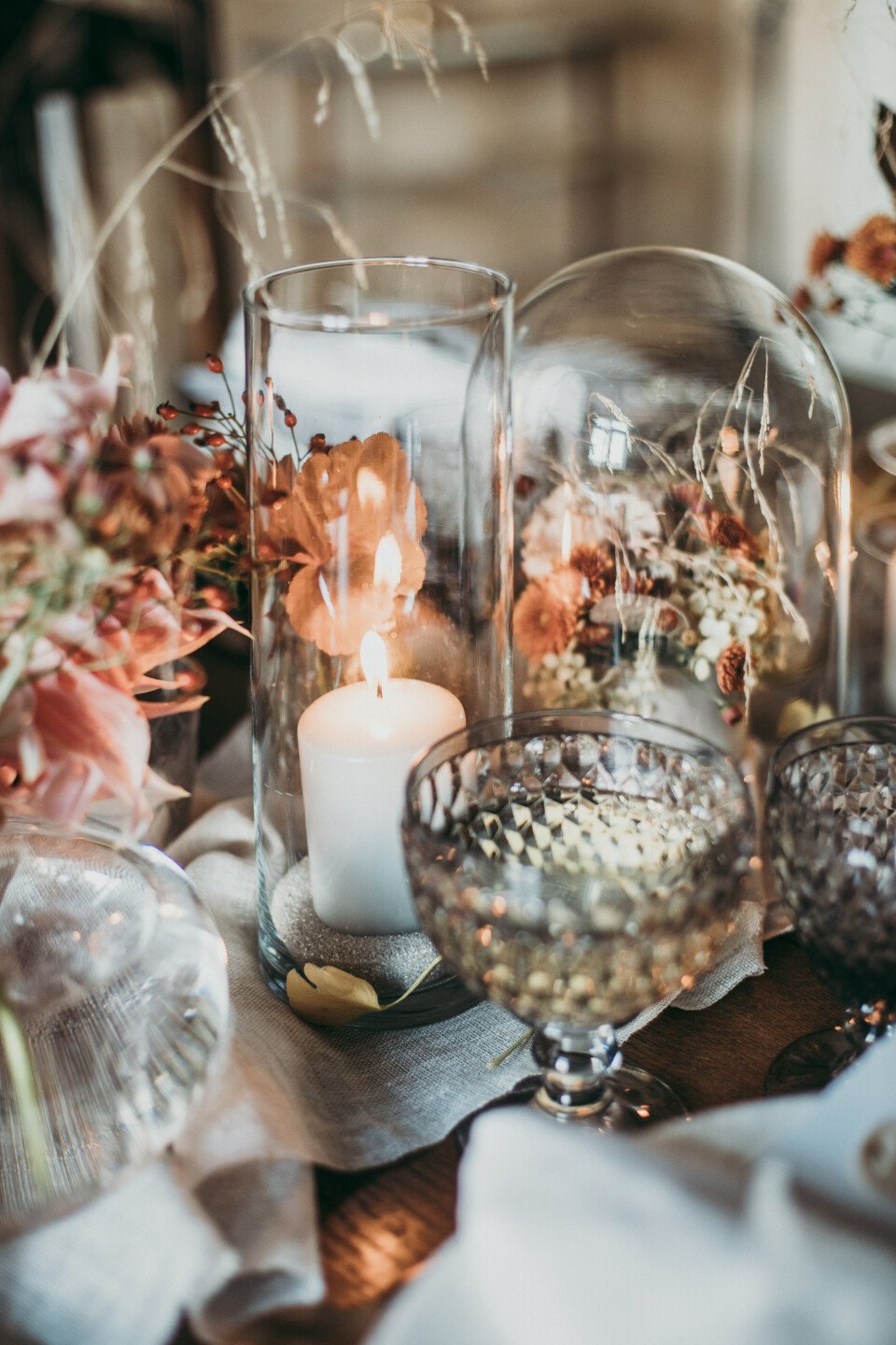Märchenhafte Tischdekoration mit getrockneten Blumen