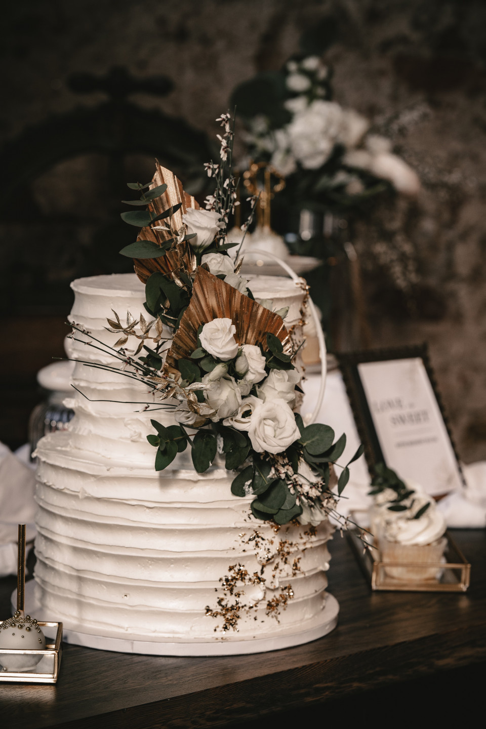 Hochzeitstorte mit Eukalyptus verzierung