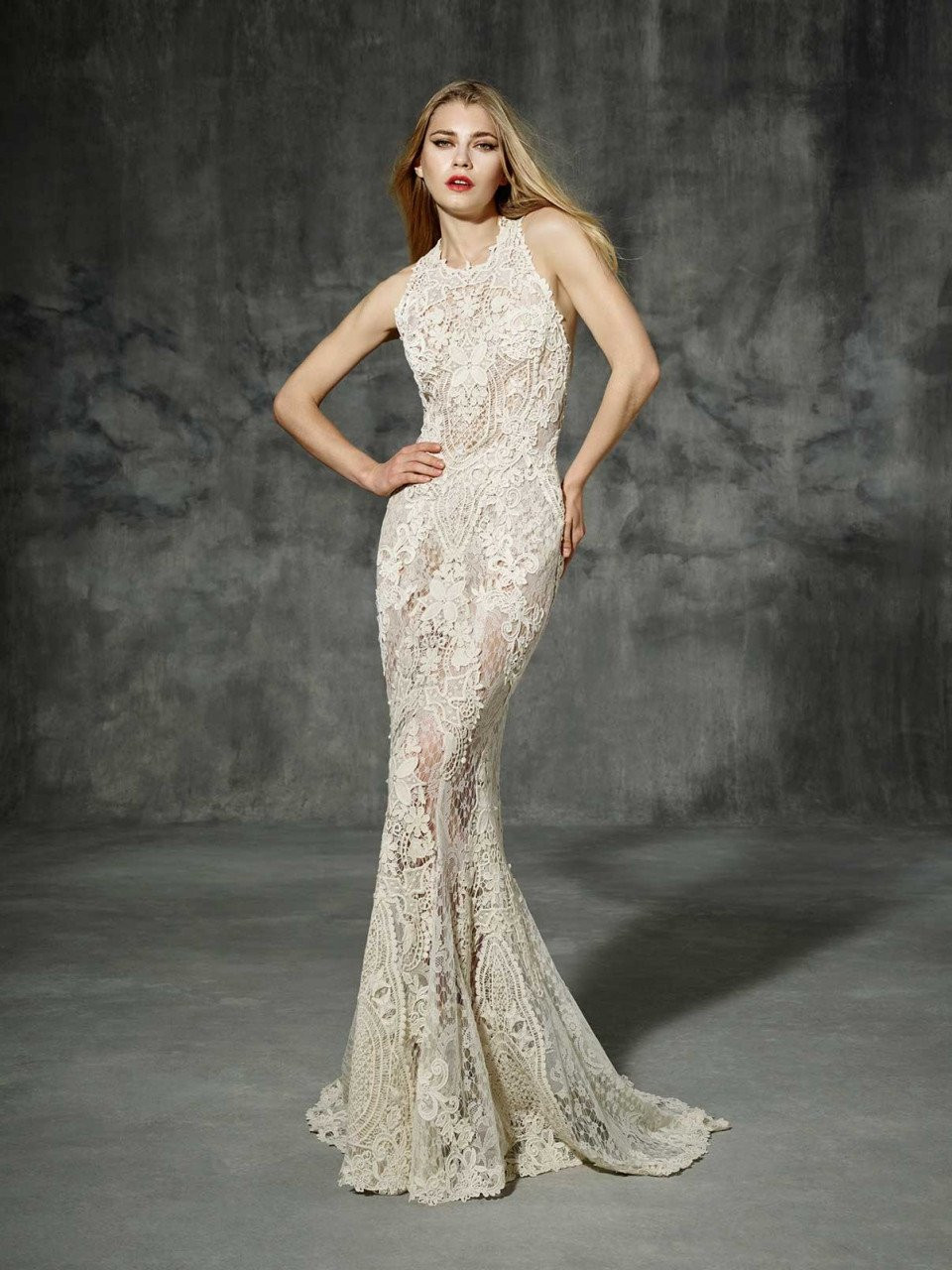 de jurk is gemaakt van kant en heeft een open rug