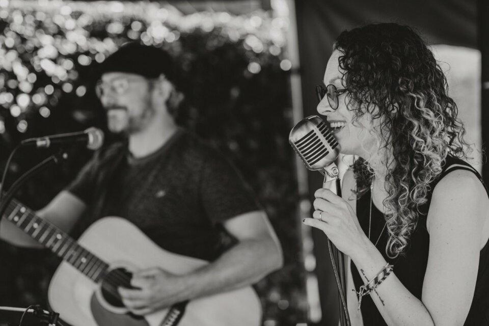 Muziek van Lara Leaves - Akoestische Coverband impressie 4