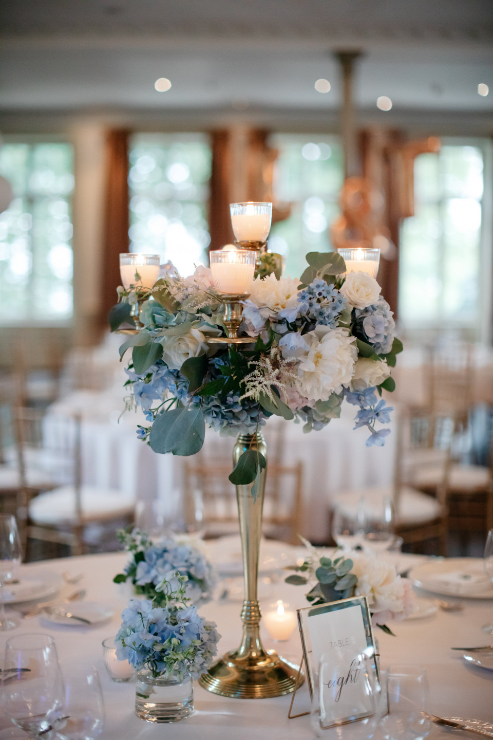 Tischblumen in Creme und Hellblau