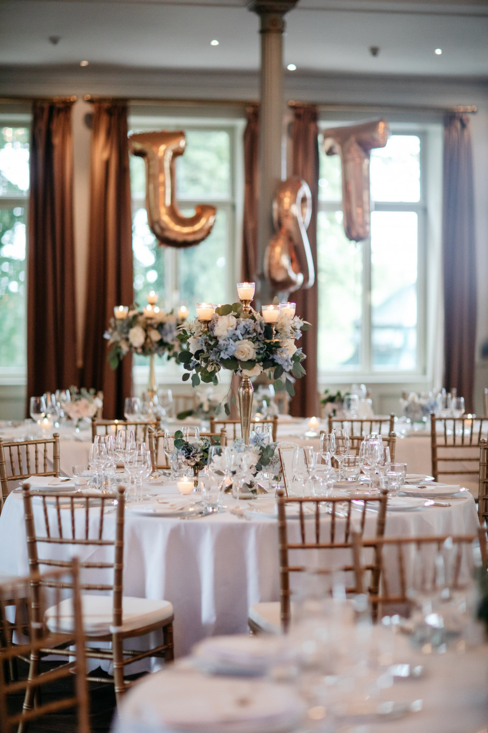 Tischblumen in Creme und Hellblau