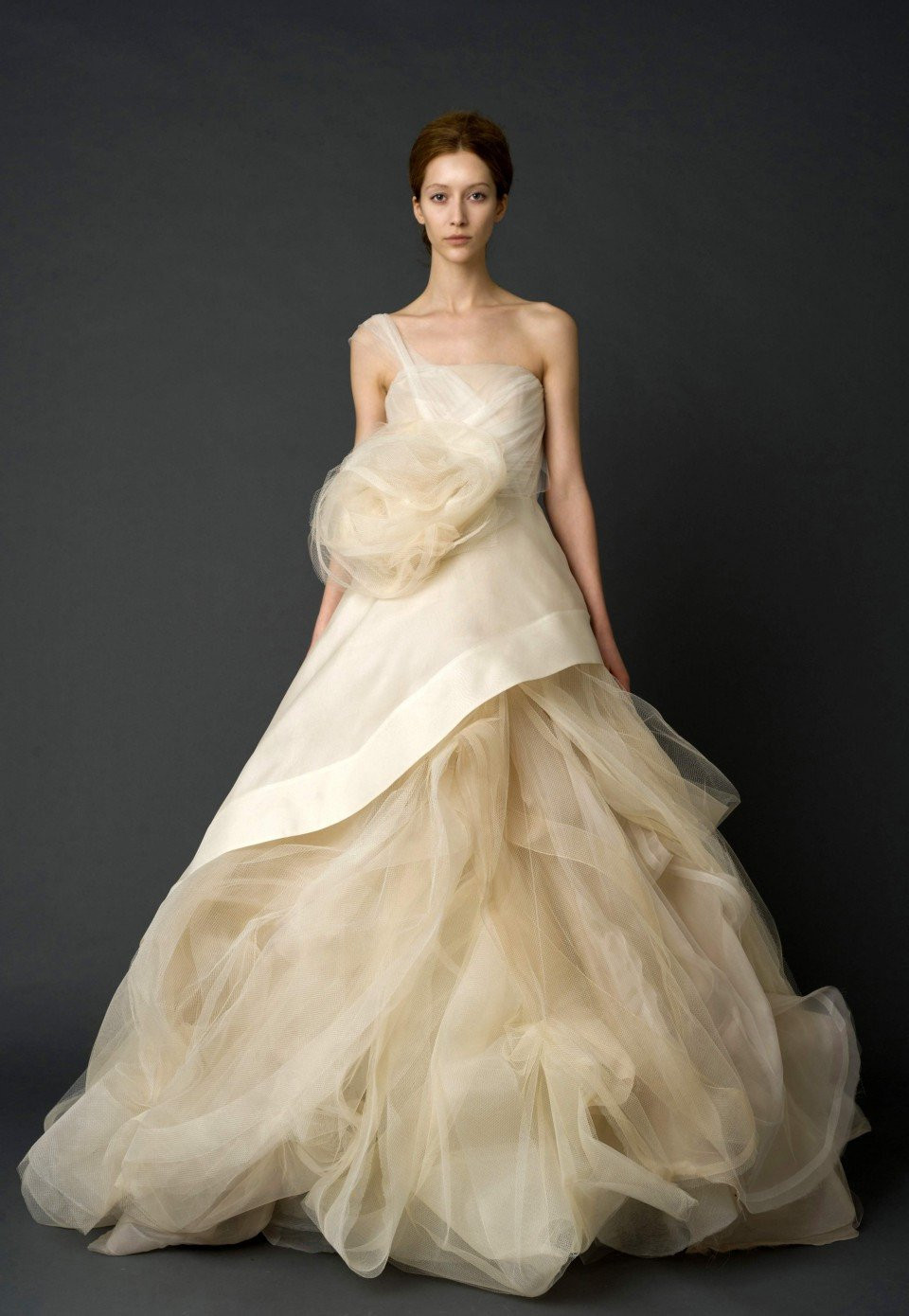 de trouwjurk is gemaakt van tule en heeft een one-shoulder ontwerp