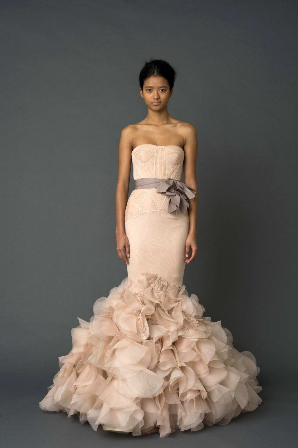 de strapless jurk is gemaakt van blush gekleurde tule