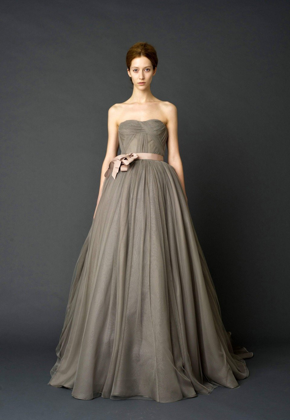 de strapless jurk is gemaakt van grijs tule en heeft een strik op de taille