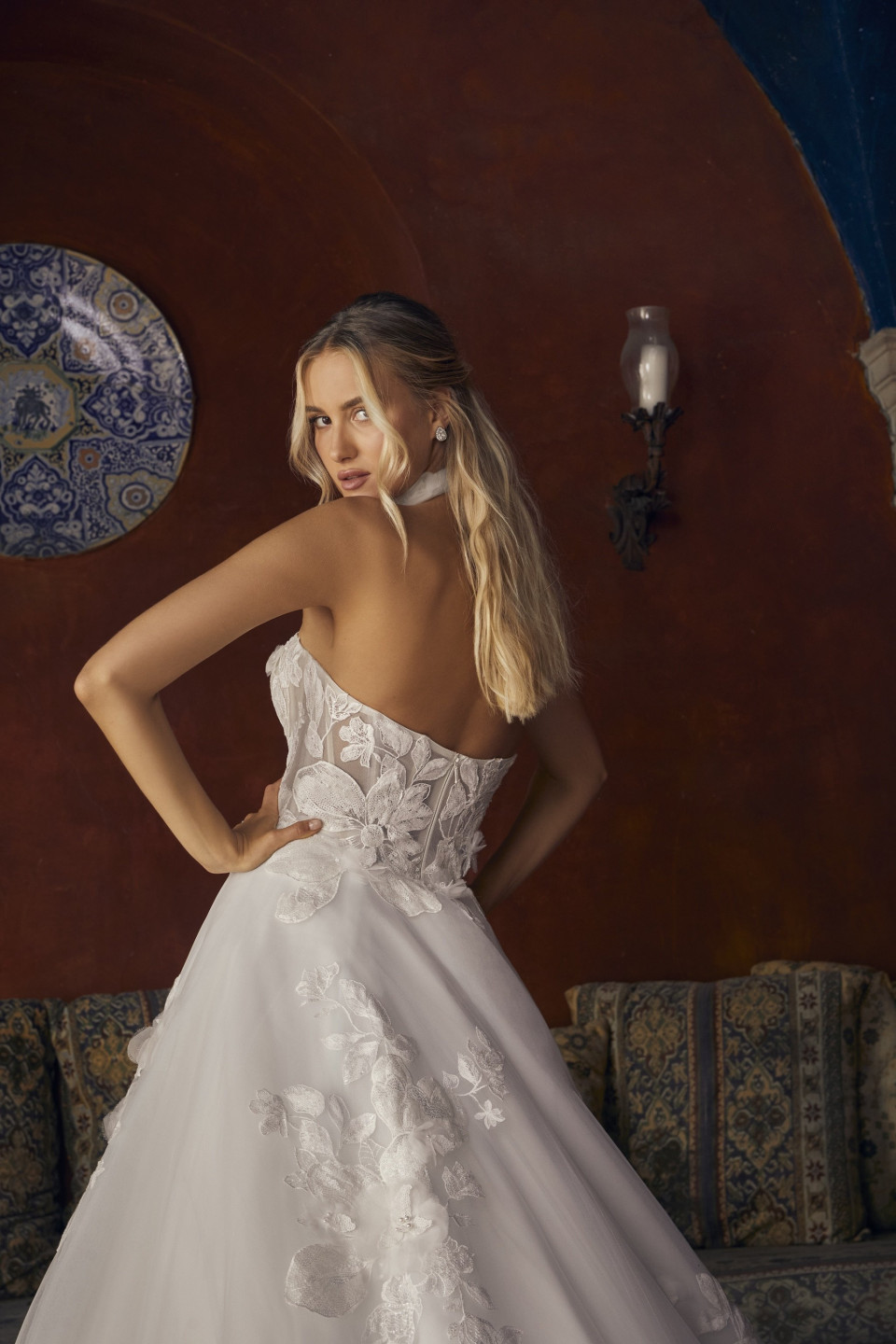 een mooie vrouw in een trouwjurk die voor de camera poseert