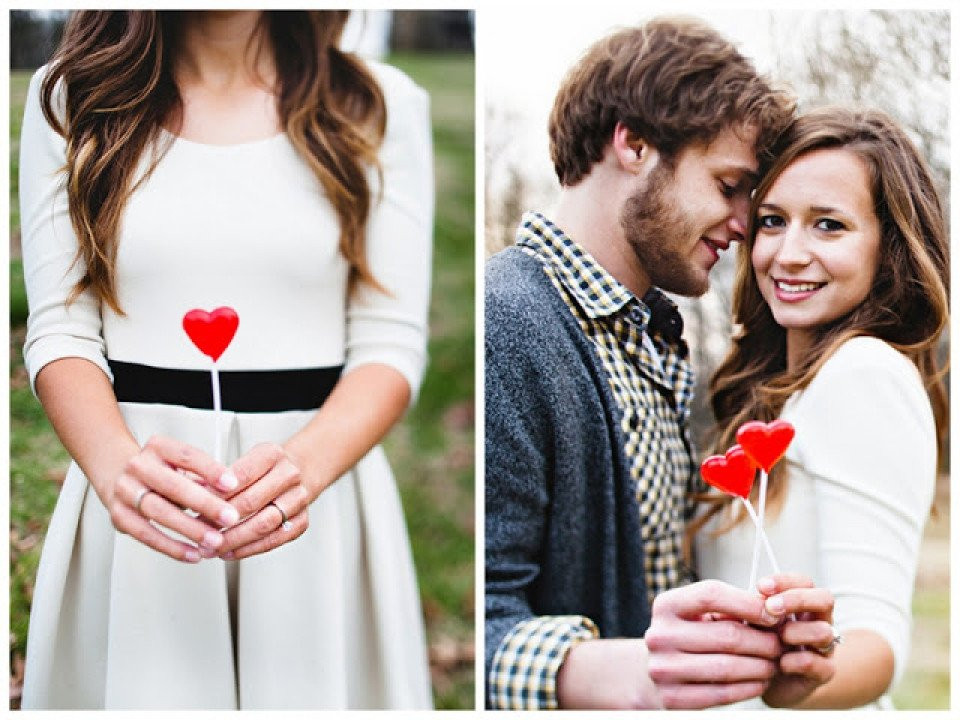 een stel dat rode harten vasthoudt en ze in hun handen houdt