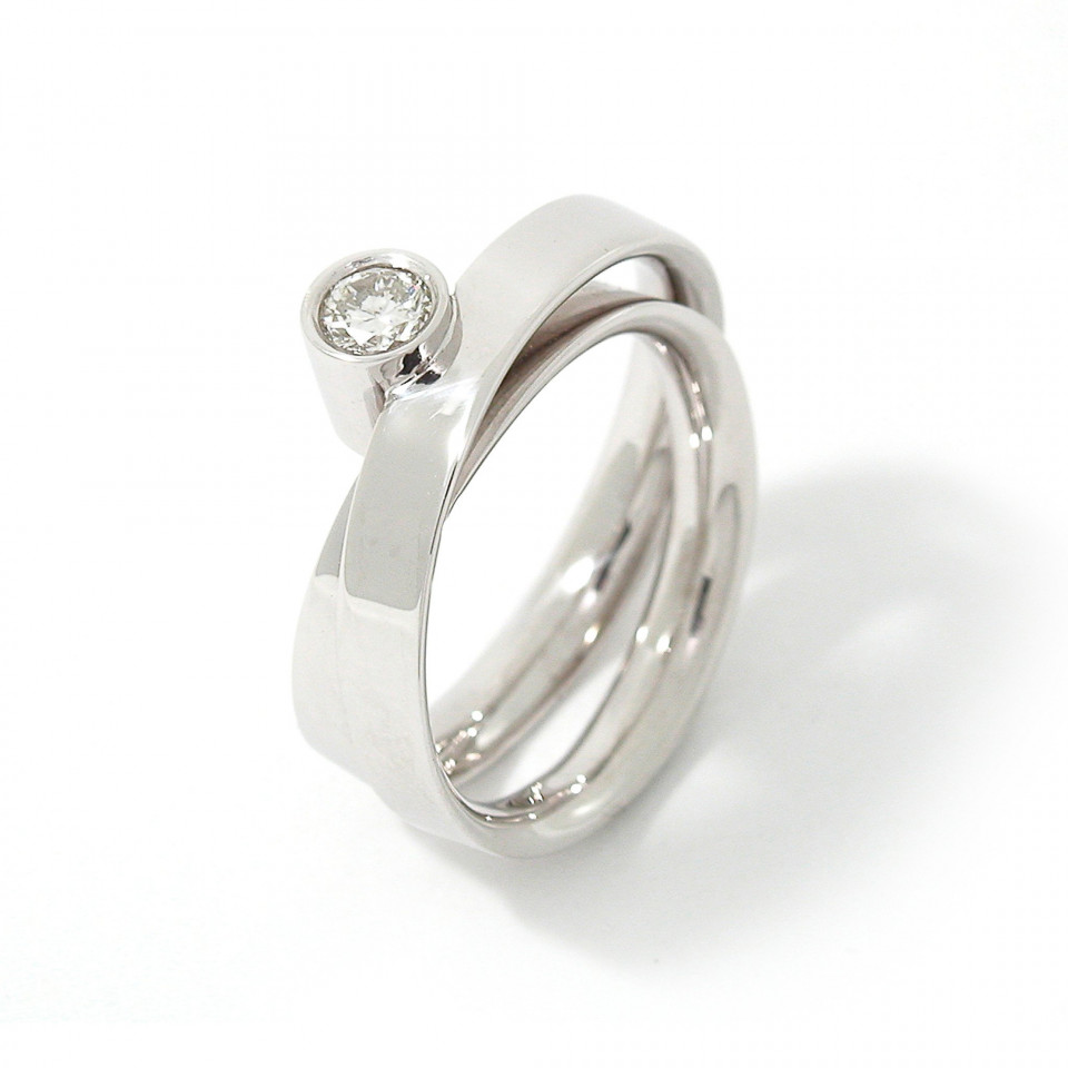 een diamanten ring gezet in witgoud