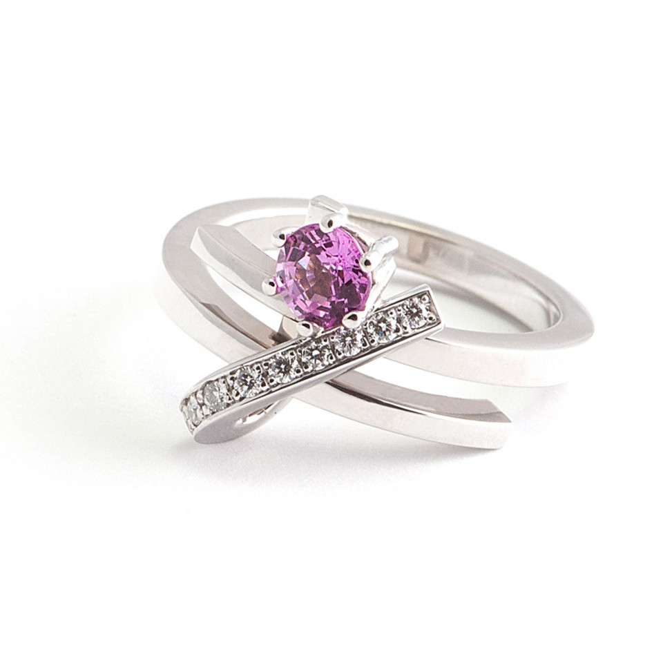 een roze saffier en diamanten ring