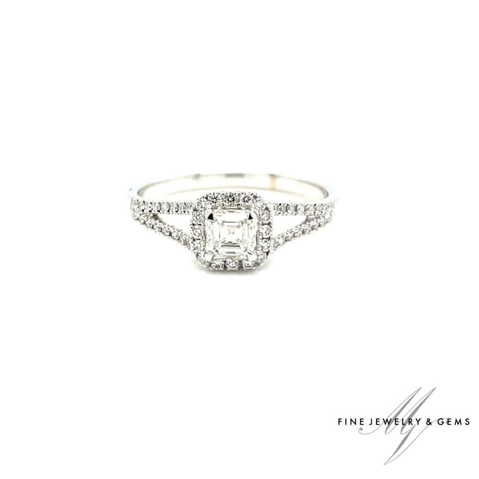 een verlovingsring met een diamanten midden omringd door diamanten