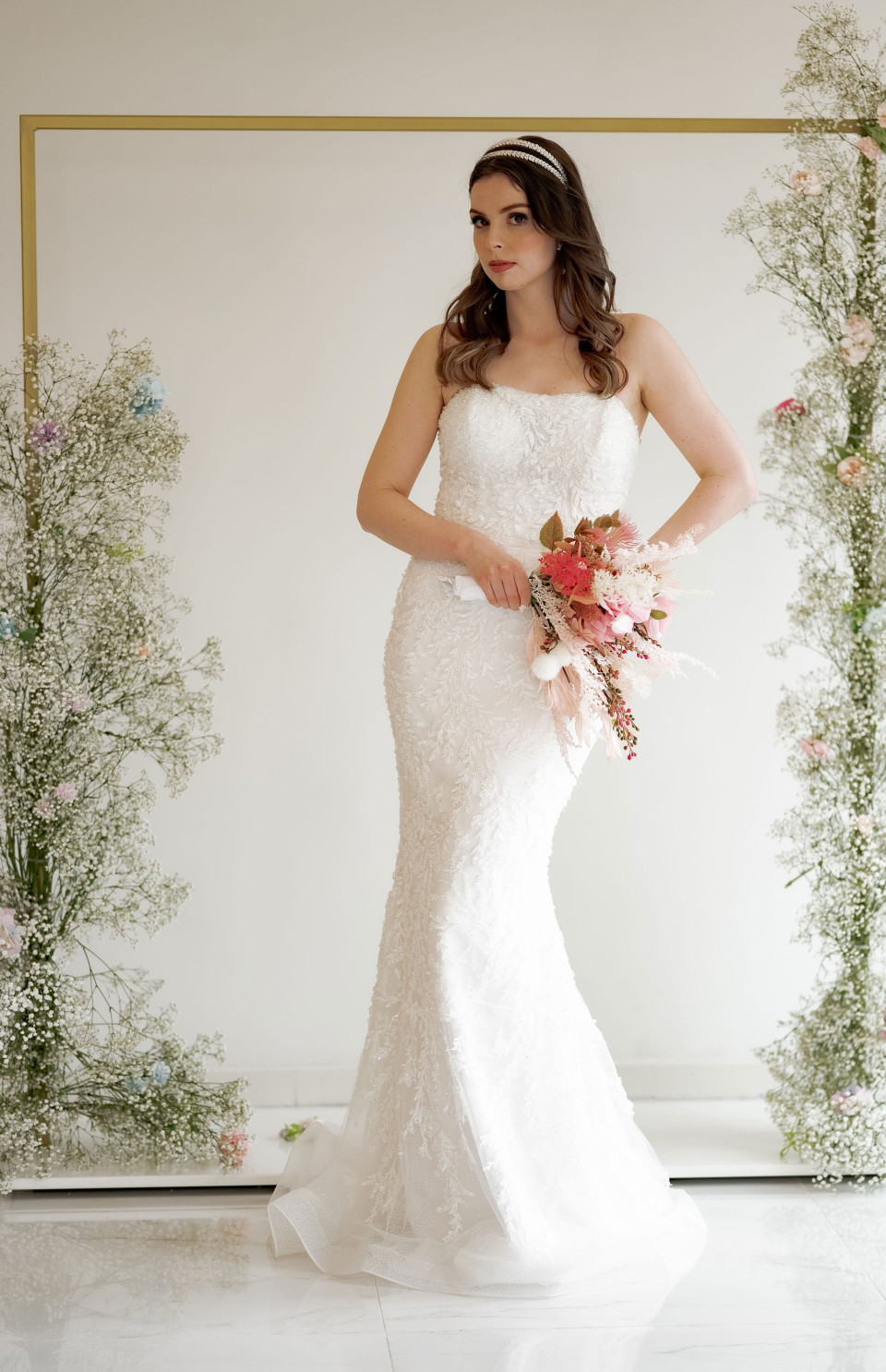een mooie bruid in een strapless trouwjurk