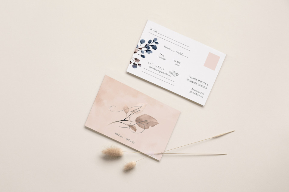 een trouwuitnodiging met een bloemendesign