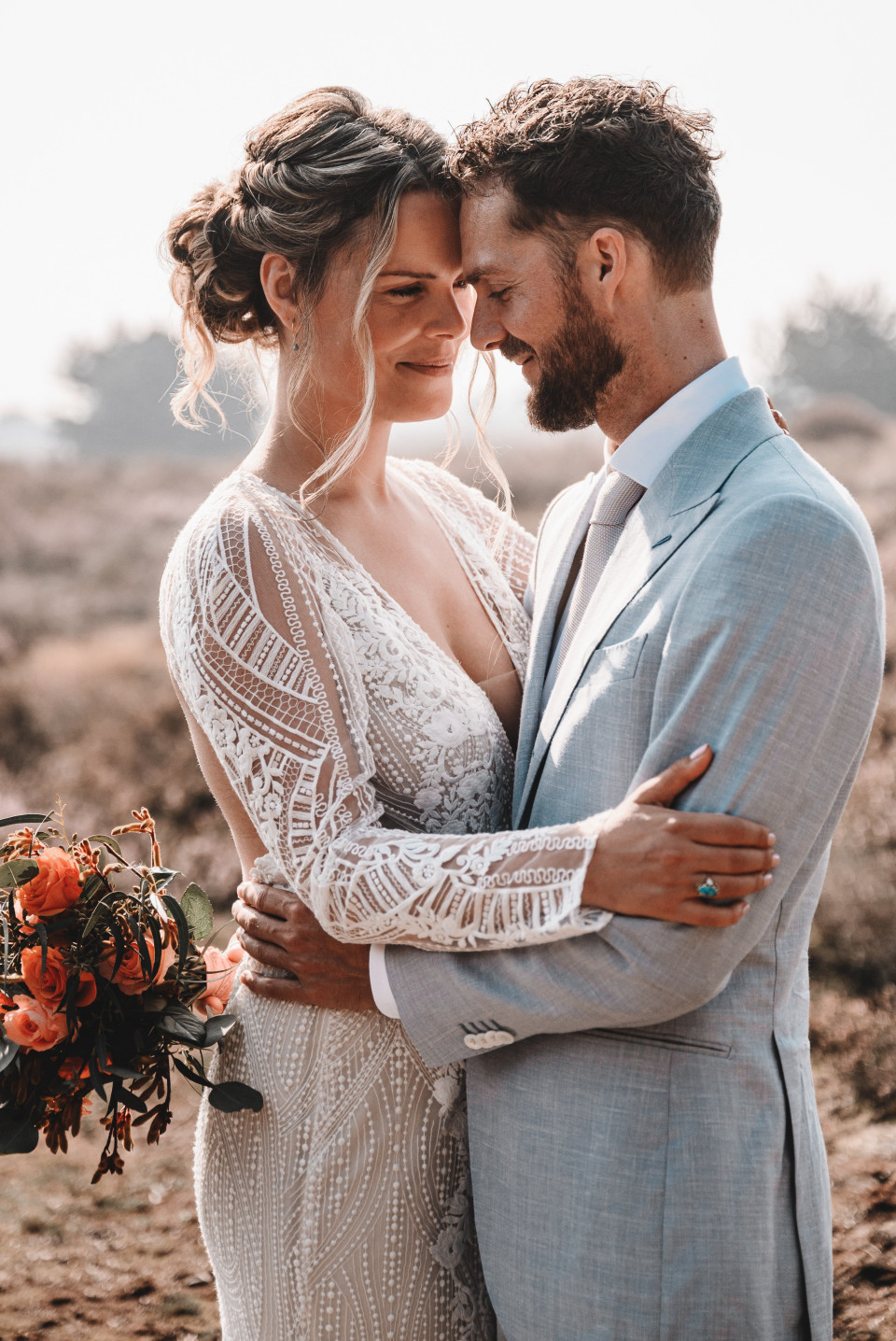 een prachtig stel in een veld in Californië